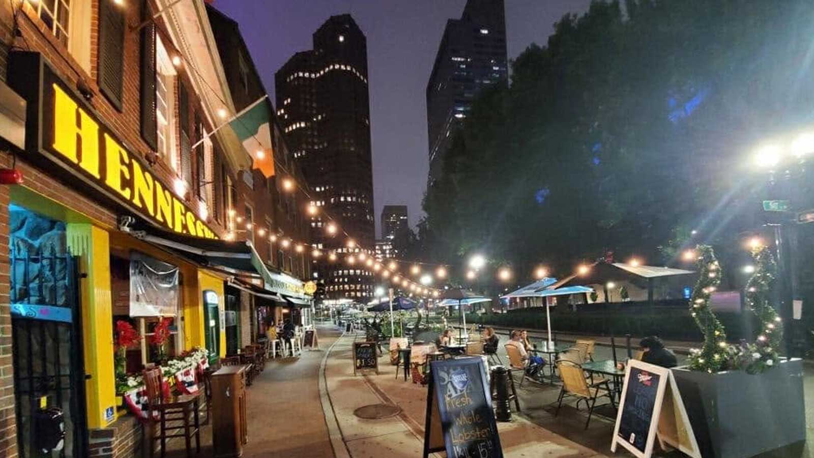 Hennessy’s Bar, cocktails in Downtown