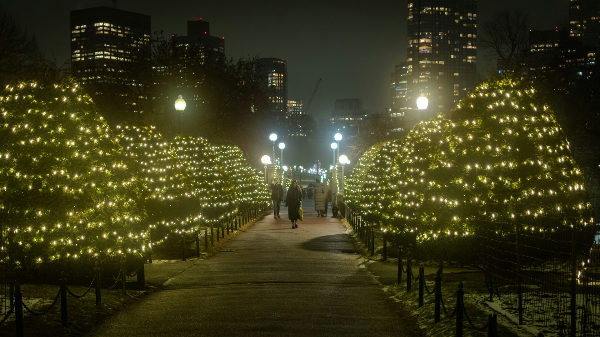 5 Boston holiday lightings in 2026, including one where Santa arrives by boat